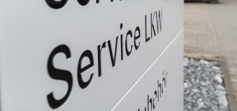 LKW-Service-Schild